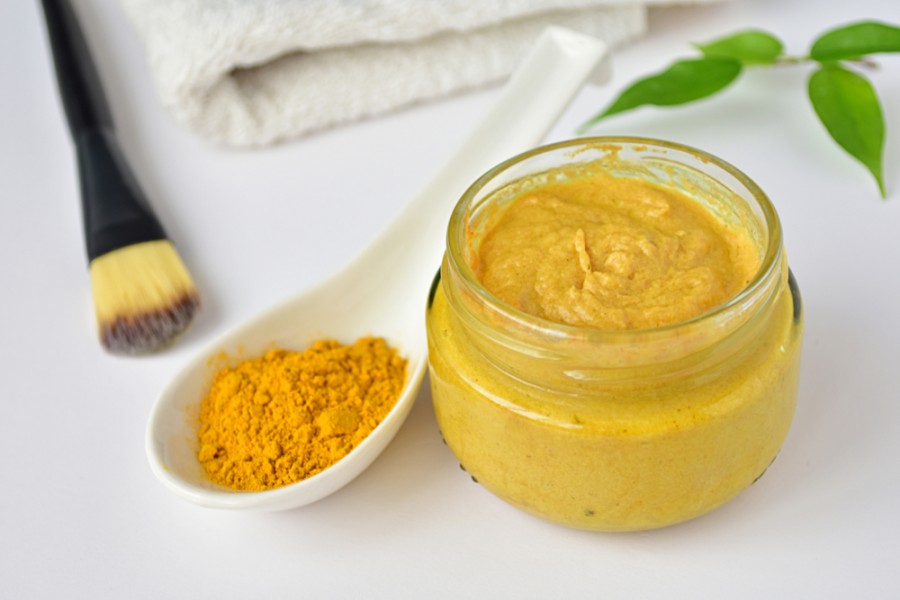 Quelle est la fréquence idéale pour appliquer un masque au curcuma sur le visage ?