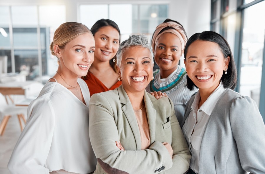 Quelles sont les tendances actuelles de la tenue commerciale pour femme ?